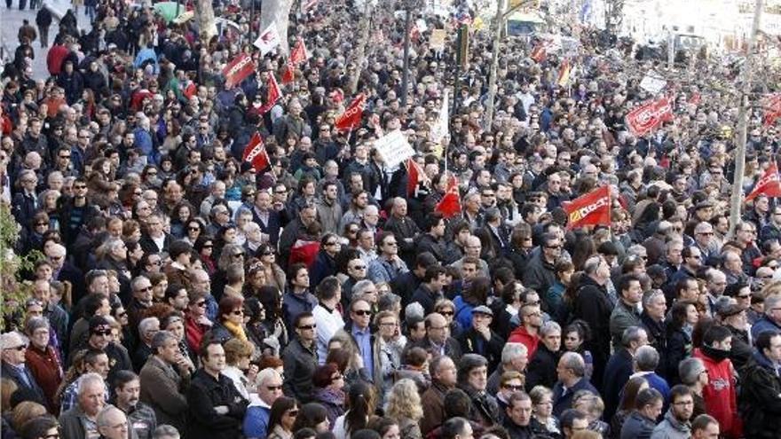 Los asistentes a la manifestación atienden el manifiesto final  f m. a. montesinos