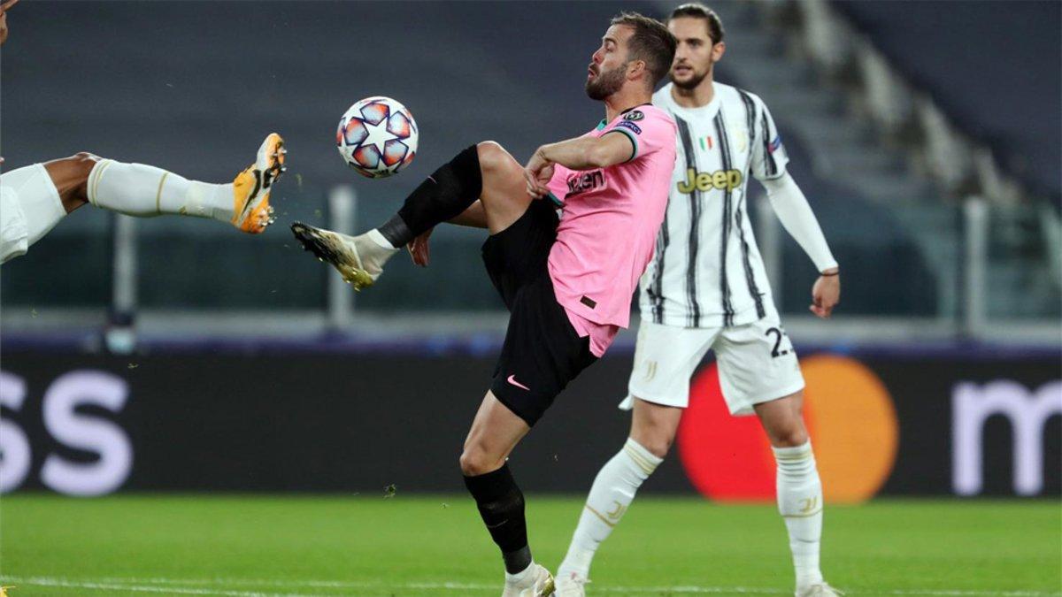 Miralem Pjanic y Adrien Rabiot en una acción del Juventus-Barça de la Champions 2020/21