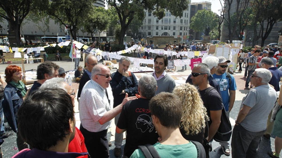 Acampados y transeúntes debaten en la plaza de Catalunya.