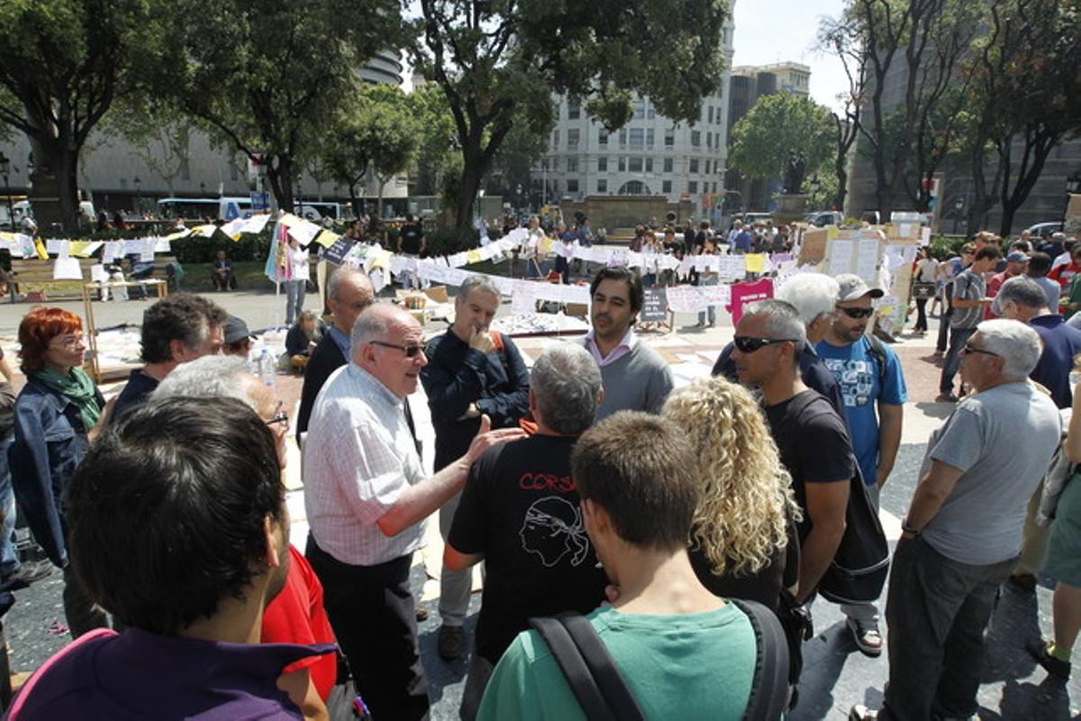 Acampats i transeünts debaten a la plaça de Catalunya. Acampats i transeünts debaten a la plaça de Catalunya.