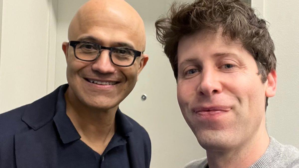 El director ejecutivo de Microsoft, Satya Nadella, junto al de OpenAI, Sam Altman