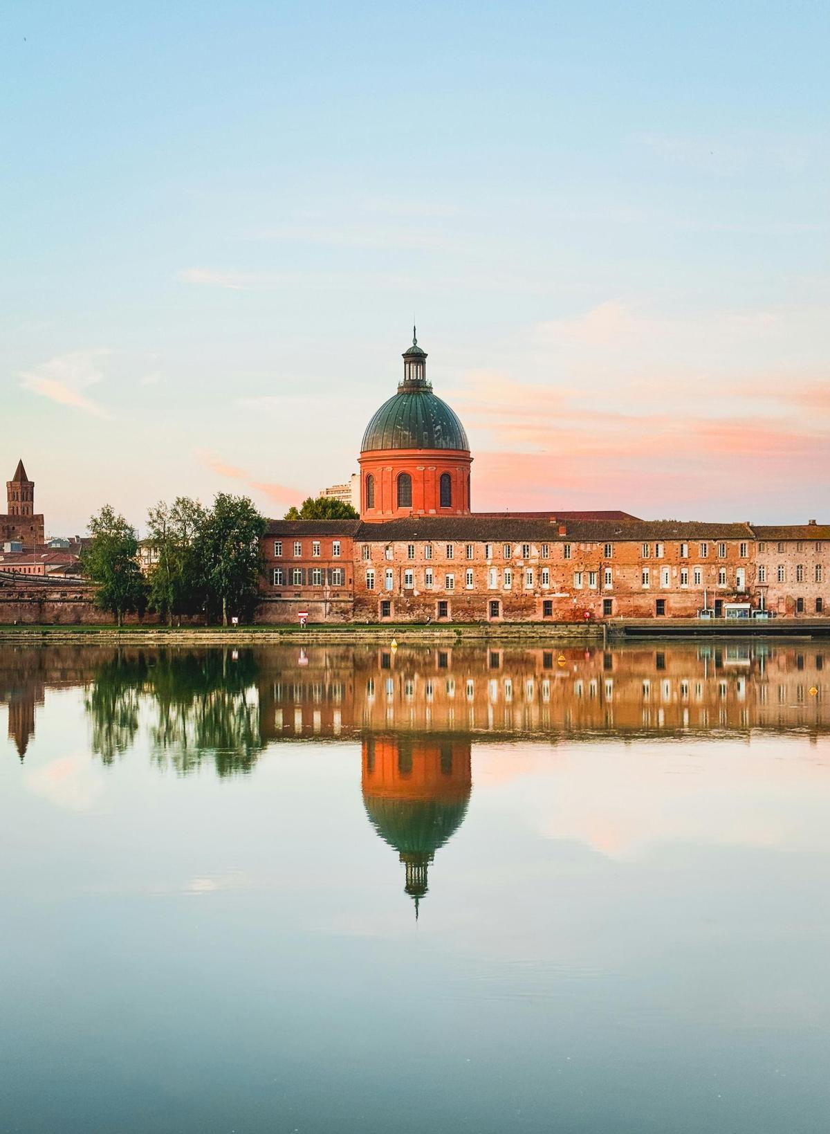 Toulouse es la puerta de entrada al Alto Garona y lleva la identidad del río en su sangre