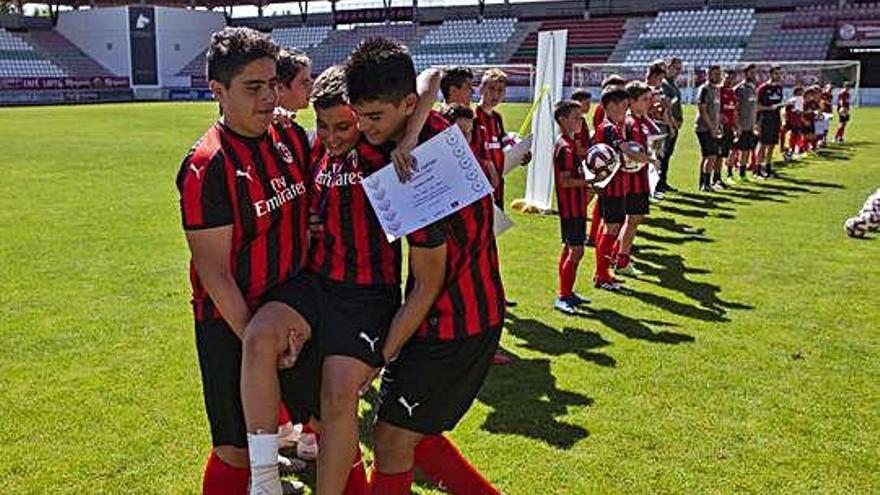 Compañerismo entre los participantes en el campus del AC Milán.