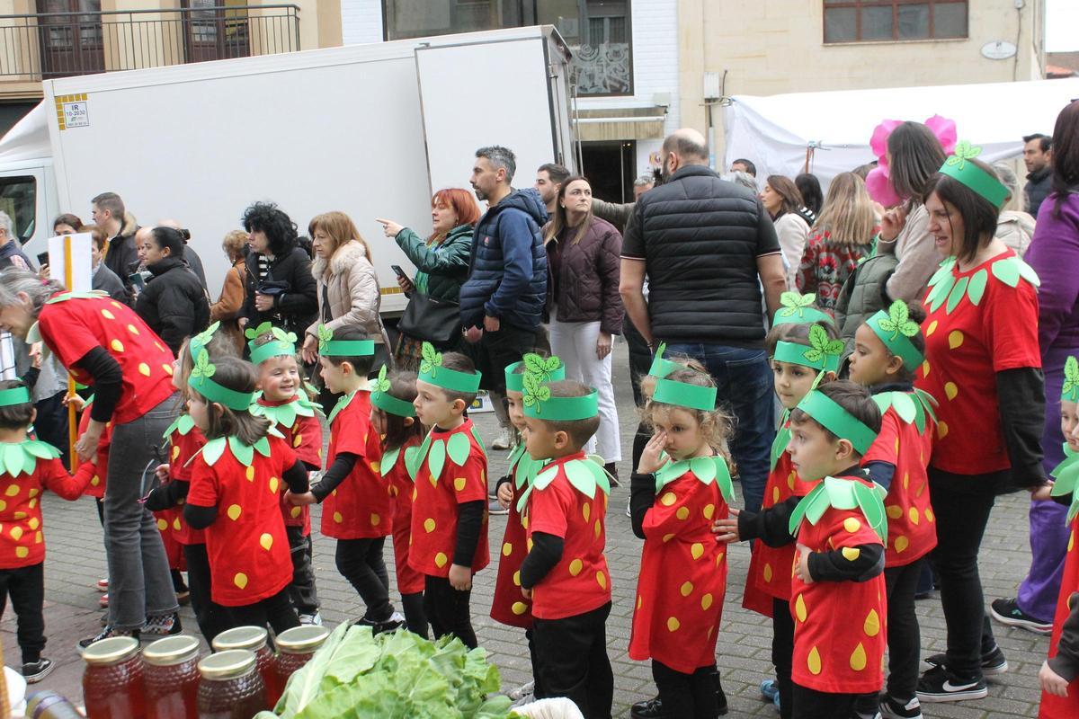 Así fue el divertido y pasacalles de Carnaval del colegio Virgen del Fresno en el mercado