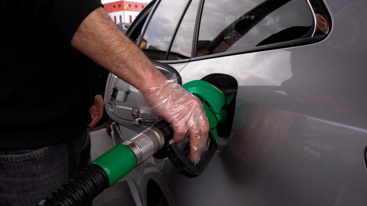 Un conductor compostelano llena el depósito en un surtidor de la capital gallega