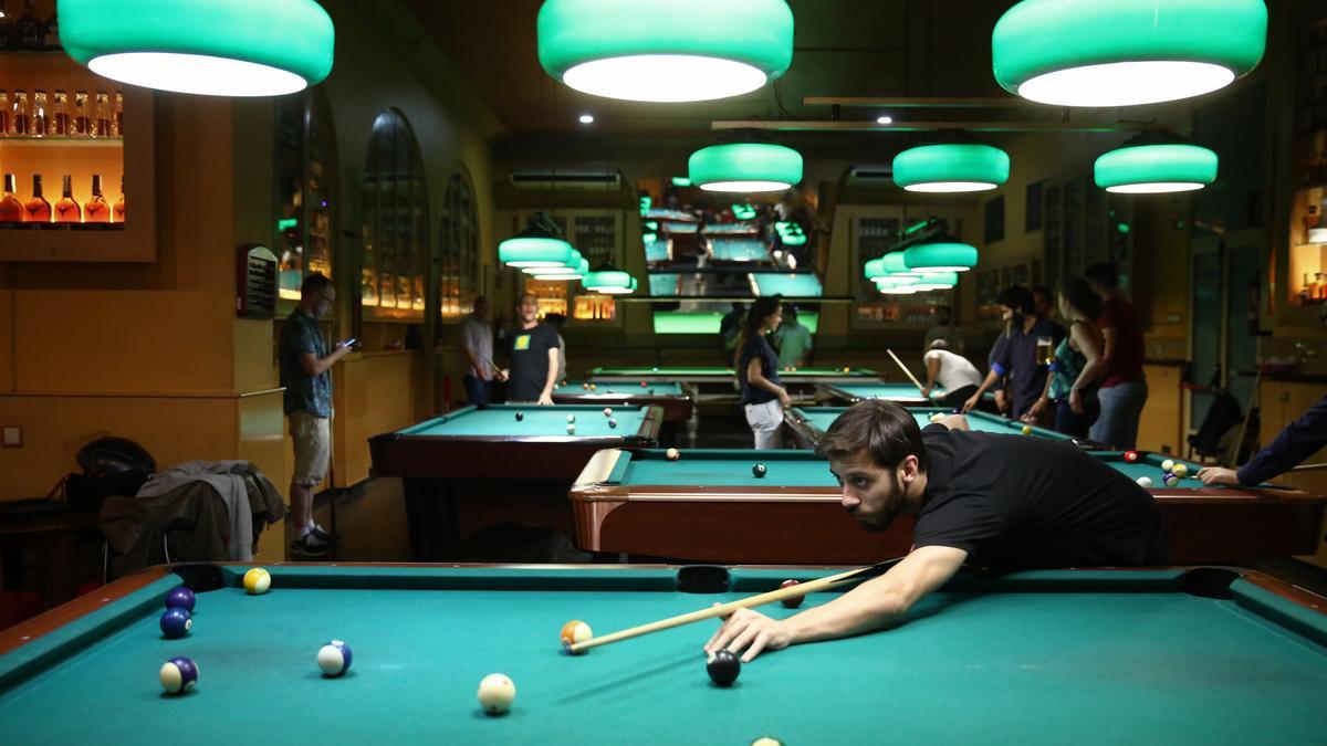 Vista de la sala de billares de la coctelería Snooker