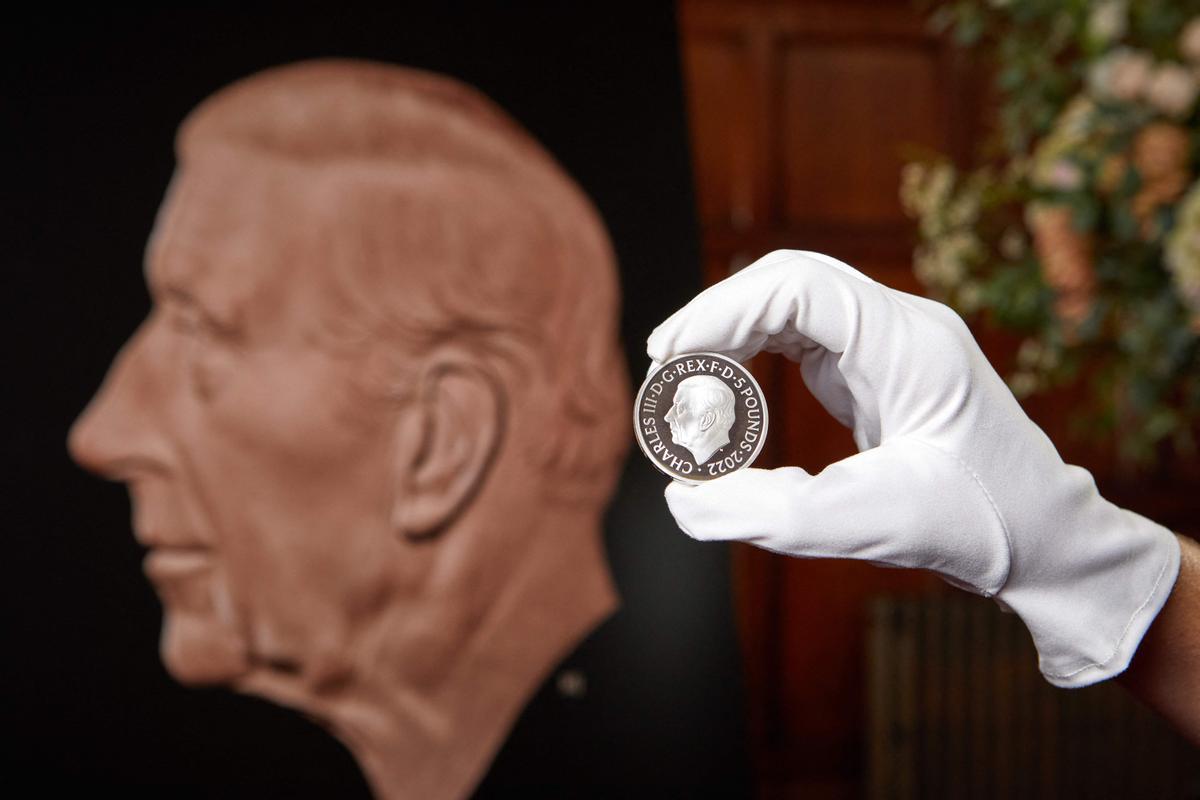 Así son las primeras monedas con el retrato del rey Carlos III