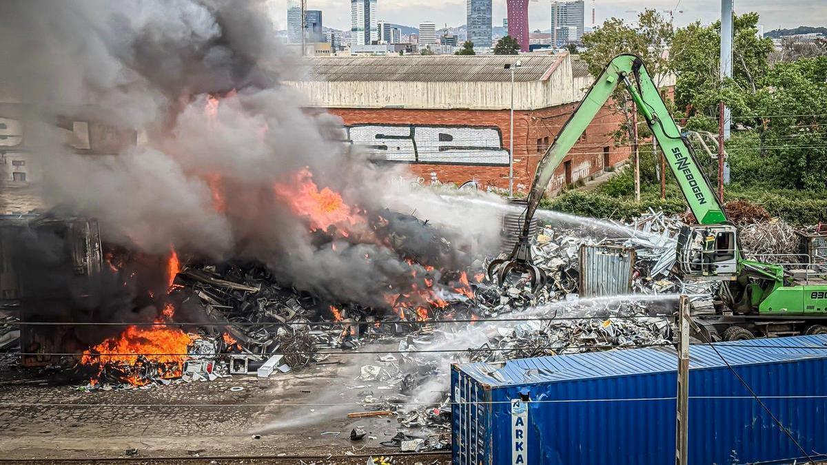 Un incendio quema chatarra en una industria de Can Tunis, entre Barcelona y L'Hospitalet