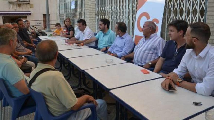 Ciudadanos se reúne con los vecinos de La Marina para tender puentes por el Pativel