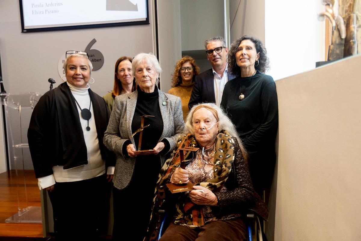 Las homenajeadas, en primer término, con el equipo del Instituto Gil-Albert