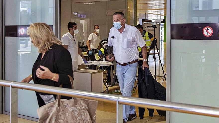 Turistes arribant aquest estiu a l&#039;aeroport de Girona.