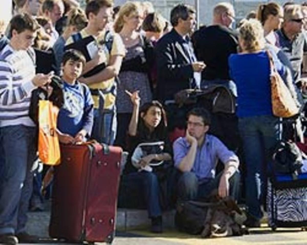 Alguns dels afectats a l’aeroport de Roma per l’accident de Ryanair, dilluns. Alguns dels afectats a l’aeroport de Roma per l’accident de Ryanair, dilluns.