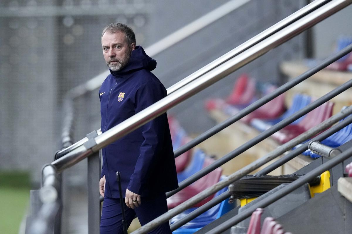 Hansi Flick, a punto de comenzar el entrenamiento de este sábado.