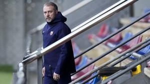 Hansi Flick, a punto de comenzar el entrenamiento de este sábado.
