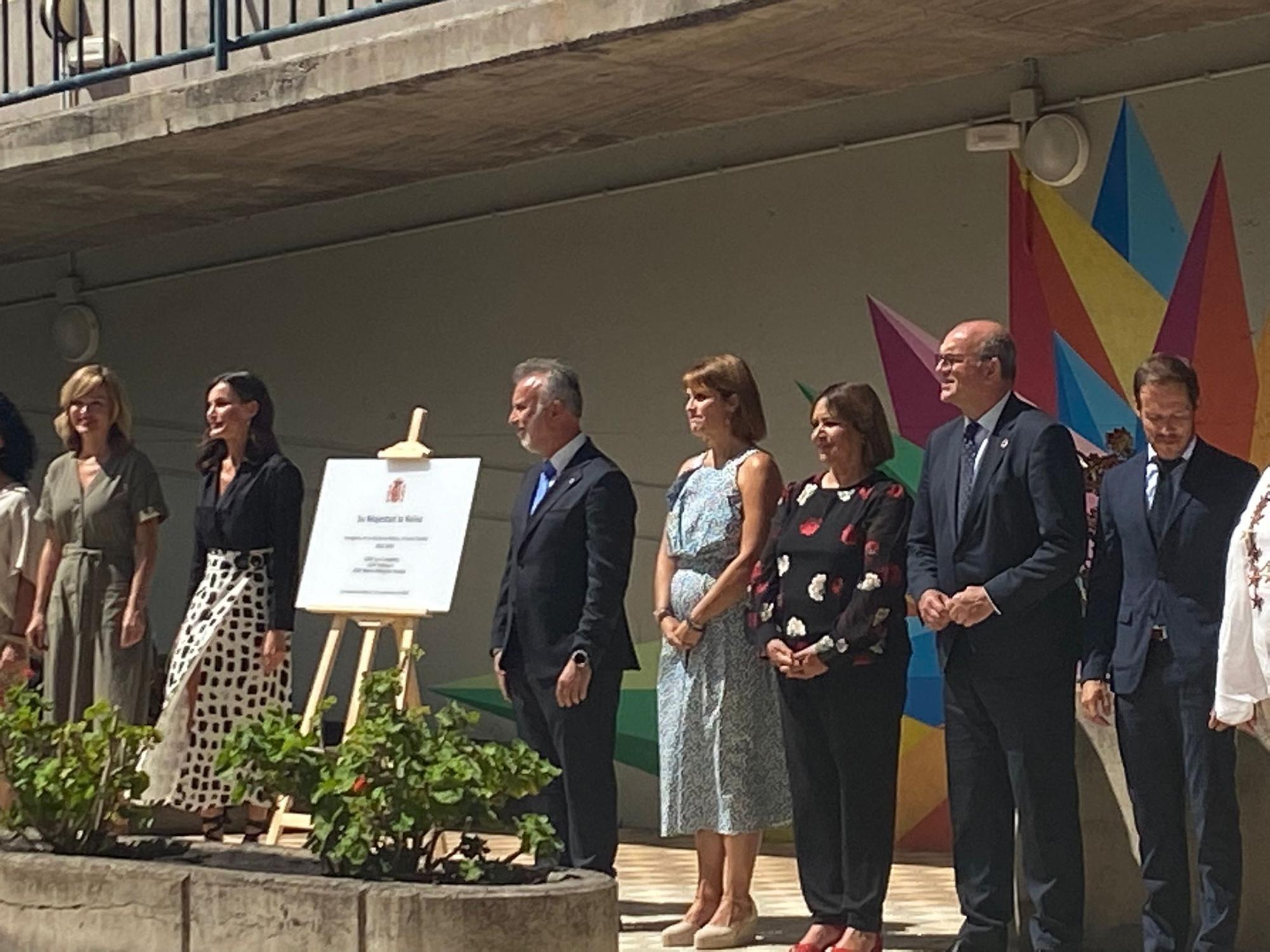 Doña Letizia junto a la ministra de Educación y el presidente de Canarias.