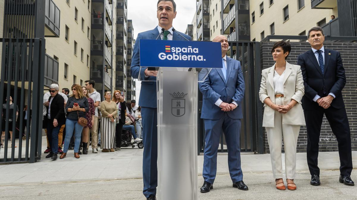 El presidente del Gobierno, Pedro Sánchez, junto a la ministra de Vivienda y Agenda Urbana, Isabel Rodríguez.