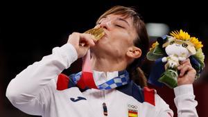 Sandra Sánchez besa la medalla de oro que consiguió en Tokio.