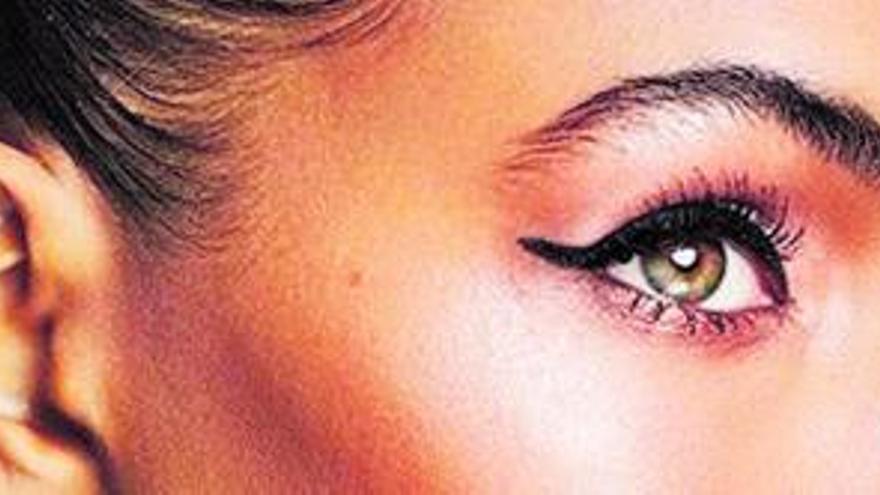 Tips de maquillaje según la forma de tus ojos. La línea perfecta La mejor opción, el delineador The One de Oriflame.