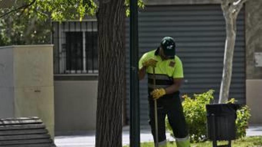 Un operario limpiando las calles de Crevillent.