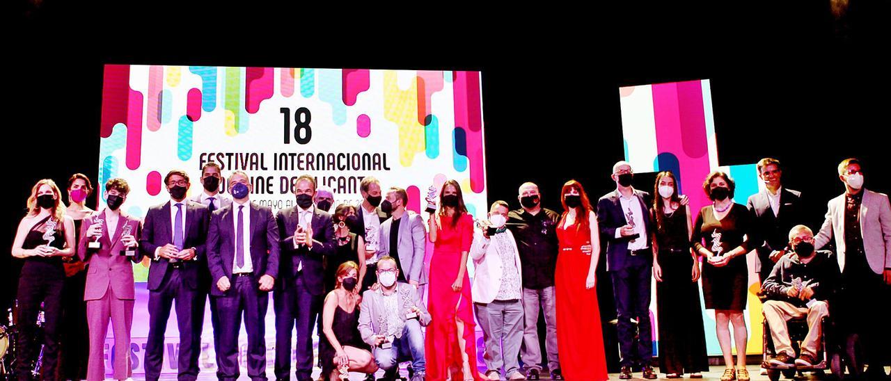 Artistas premiados ayer en la gala de clausura del certamen internacional, que reunió a decenas de cineastas en el Teatro Principal de Alicante