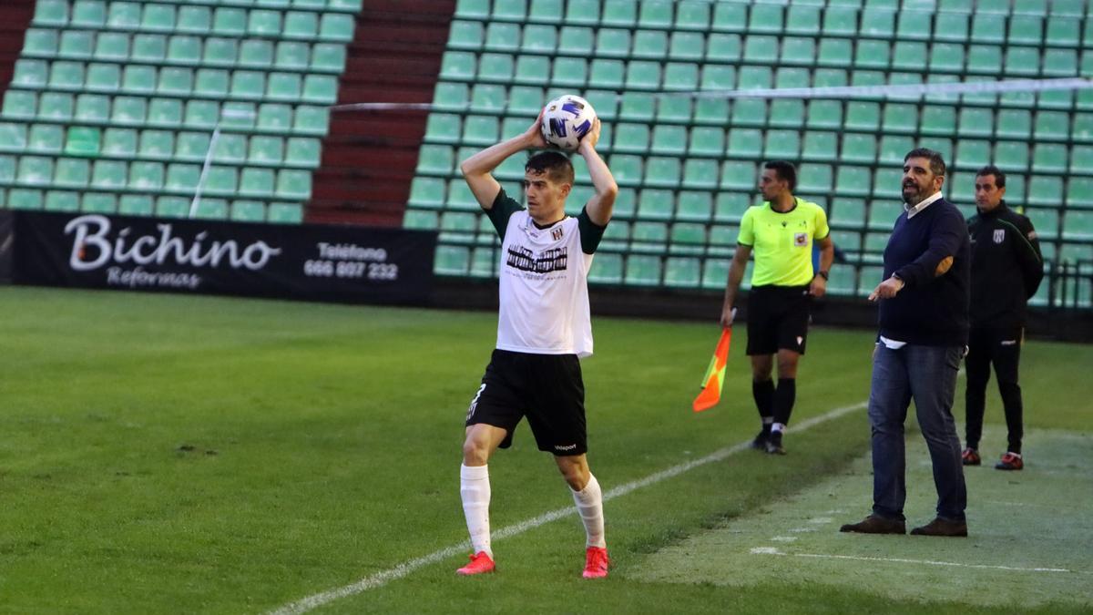 Héctor Camps saca de banda durante un partido del Mérida.