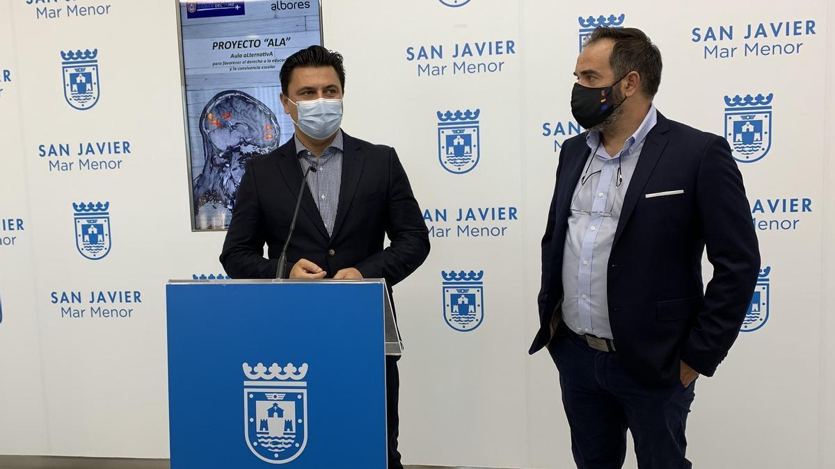 El alcalde de San Javier, José Miguel Luengo, presentó el programa junto al director general de Albores, Rafael Llor