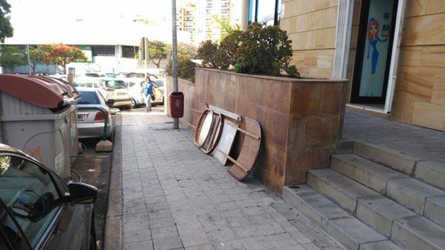 Muebles abandonados en  Heliodoro Rodríguez González