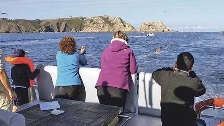 Un grupo de turistas, en una visita al cañón de Avilés.