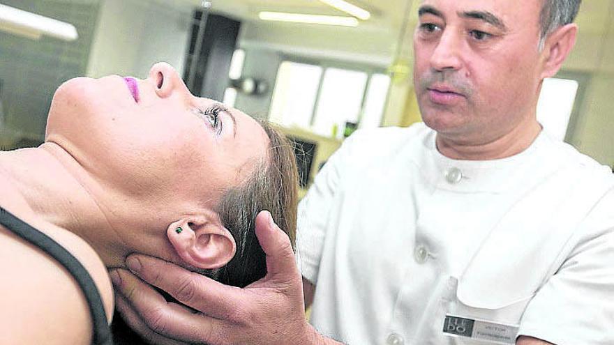 Víctor Lledó señala la zona del cuello más afectada.