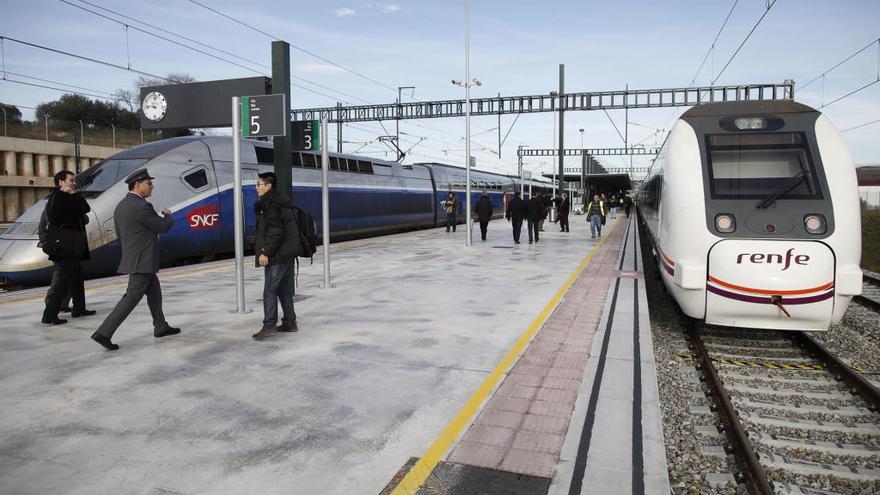 Un AVE i un TGV a l&#039;estació de Figueres-Vilafant.