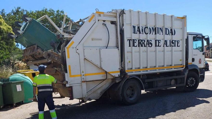 Dos camiones y cuatro operarios para garantizar dos rutas diarias