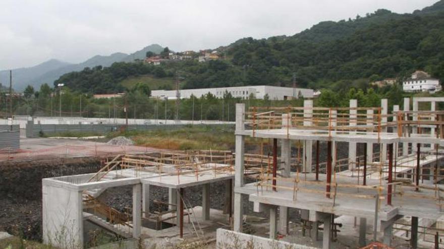 Las obras de la piscina climatizada, junto a la parcela del polideportivo.