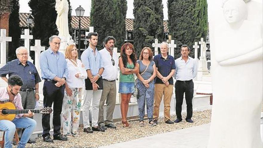 Homenaje a las víctimas del franquismo en la fosa común del cementerio