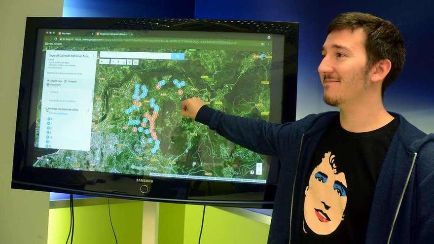 Alberto Oubiña señala en un mapa de Mourente la ubicación de todos los &quot;lombos&quot; previstos. // R. Vázquez