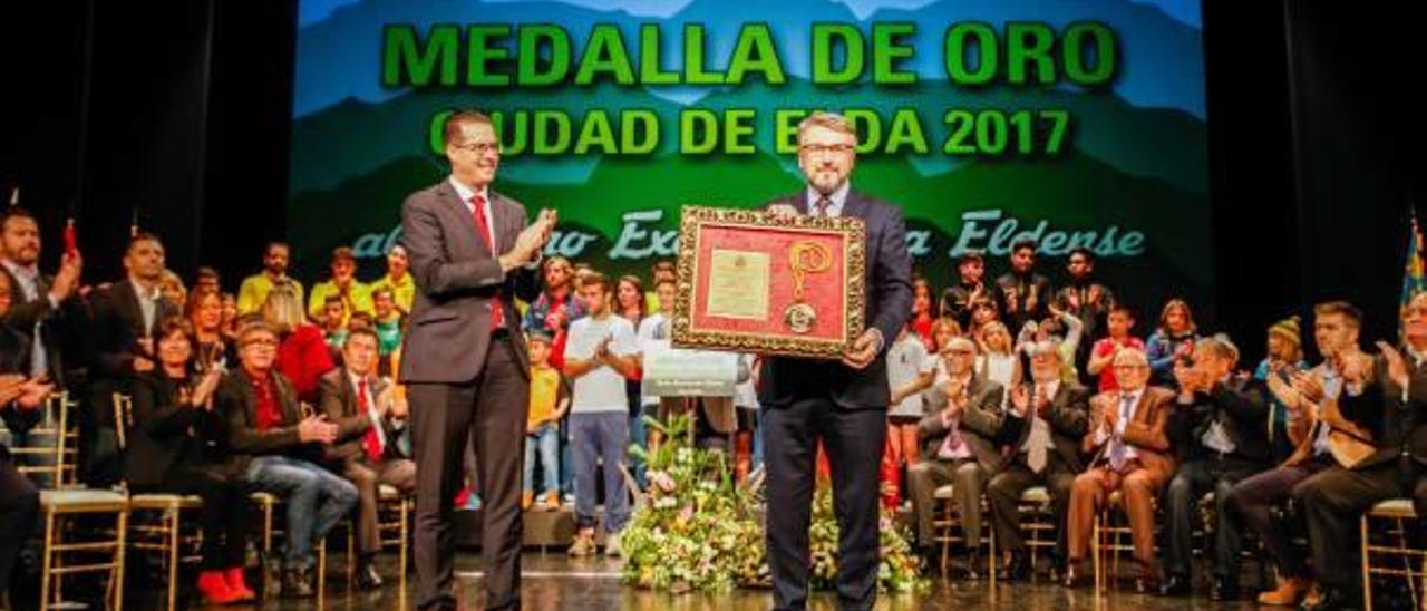 Elda reconoce la labor del Centro Excursionista con la Medalla de Oro de la Ciudad