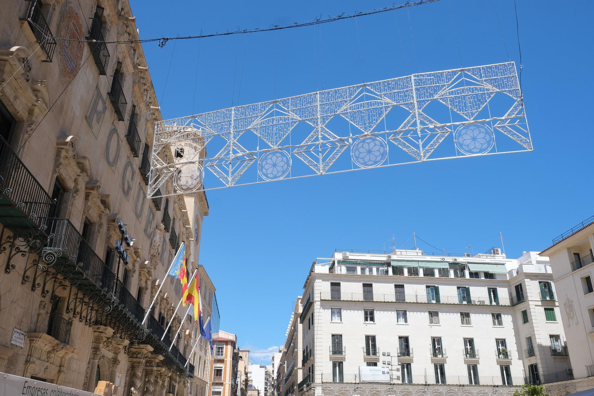 Instalan los arcos de Hogueras en el centro de Alicante