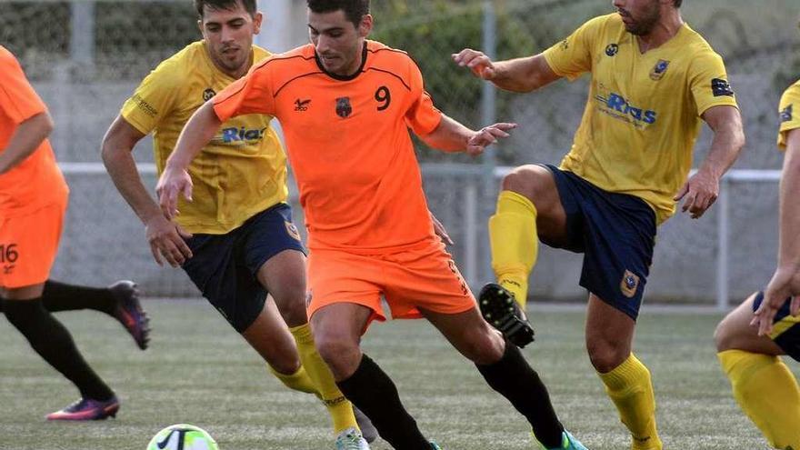 Un instante del partido disputado ayer en Baltar de Arriba.  //Rafa Vázquez.