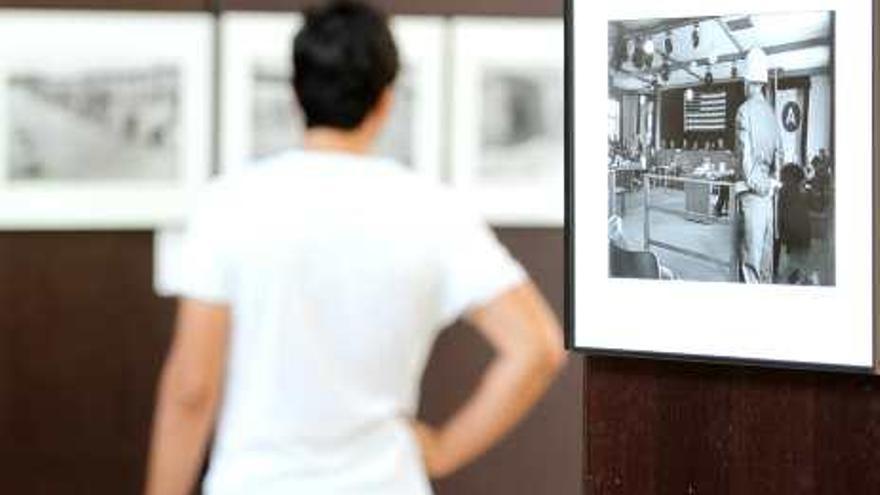 La exposición, con una foto del juicio de Nuremberg.