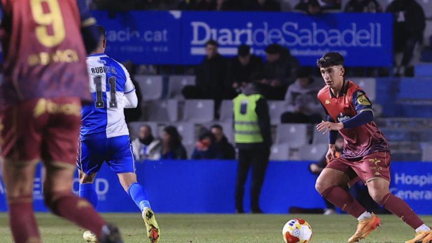 Samu mueve la pelota ante el Sabadell. |  Fernando Fernández