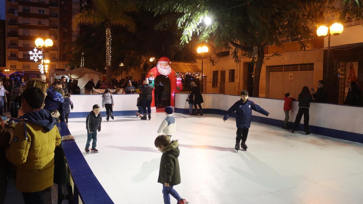 Cientos de niños se han acercado este puente a la pista de hielo de Onda.