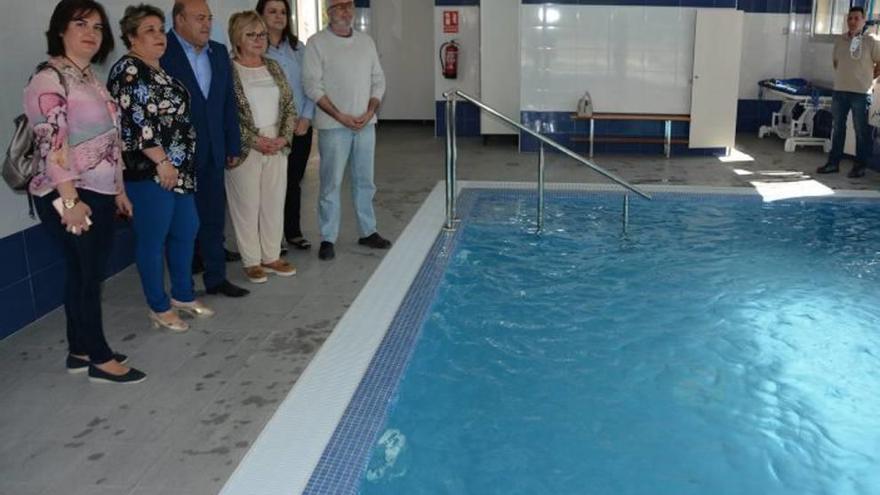 Un momento de la presentación de la nueva piscina.