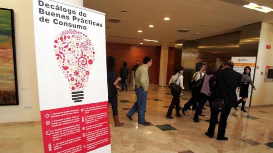 Uno de los carteles para concienciar sobre el ahorro de luz y agua en la UMH.