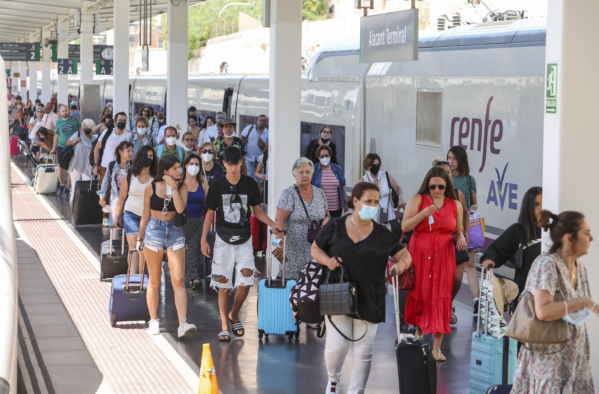 Llegadas de turistas en AVE desde Madrid y compra de billetes en la estación de Alicante