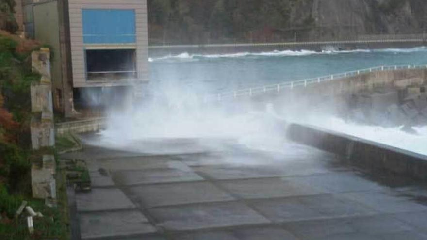 Oleaje el pasado día 3 en el muelle nuevo de Luarca.