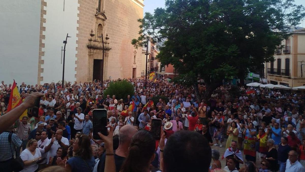 La Plaça de l'Ajuntament, repleta en la concentración de apoyo a Ceuta