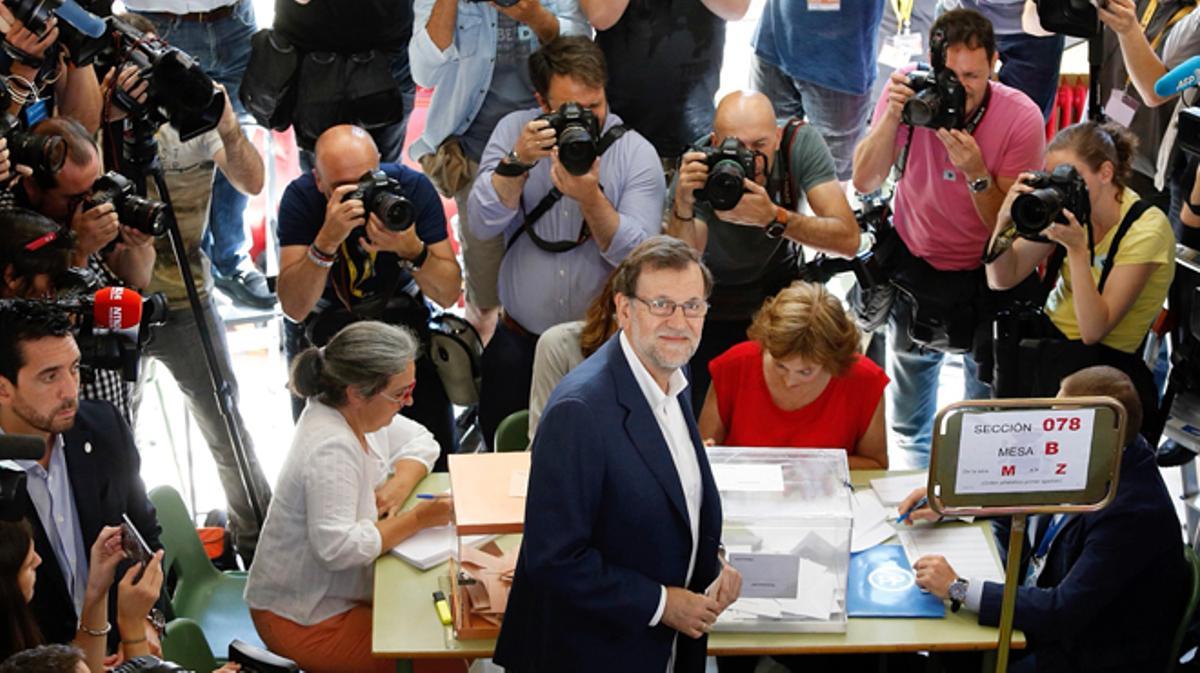 Mariano Rajoy, este domingo, ante la urna en la que ha votado.