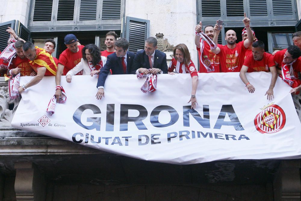 Parlaments dels jugadors del Girona al balcó de l'ajuntament