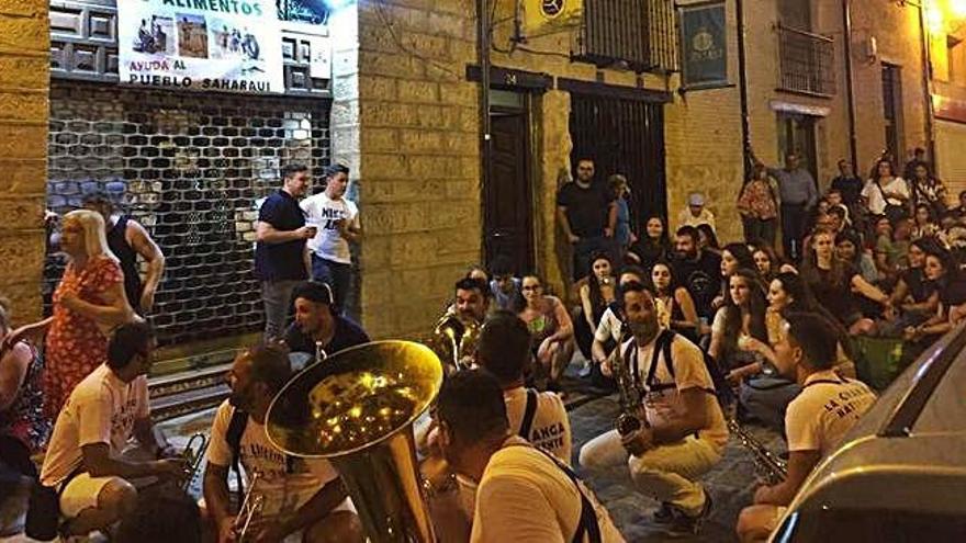 Jóvenes en el recorrido disfrutando de la música de la charanga. A.