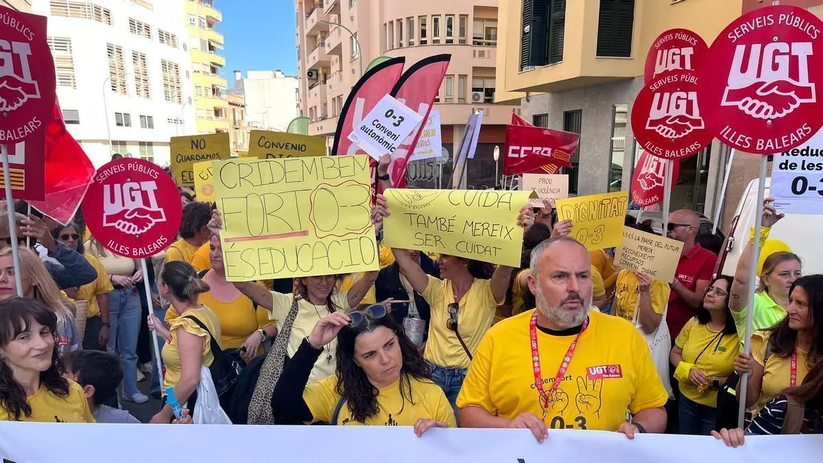 Cerca de 200 educadoras de 'escoletes' se concentran en Palma para exigir un convenio autonómico