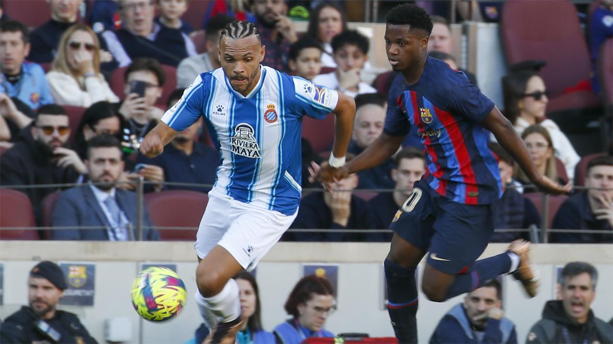 Ansu Fati disputa un balón con Braithwaite en el Barça - Espanyol
